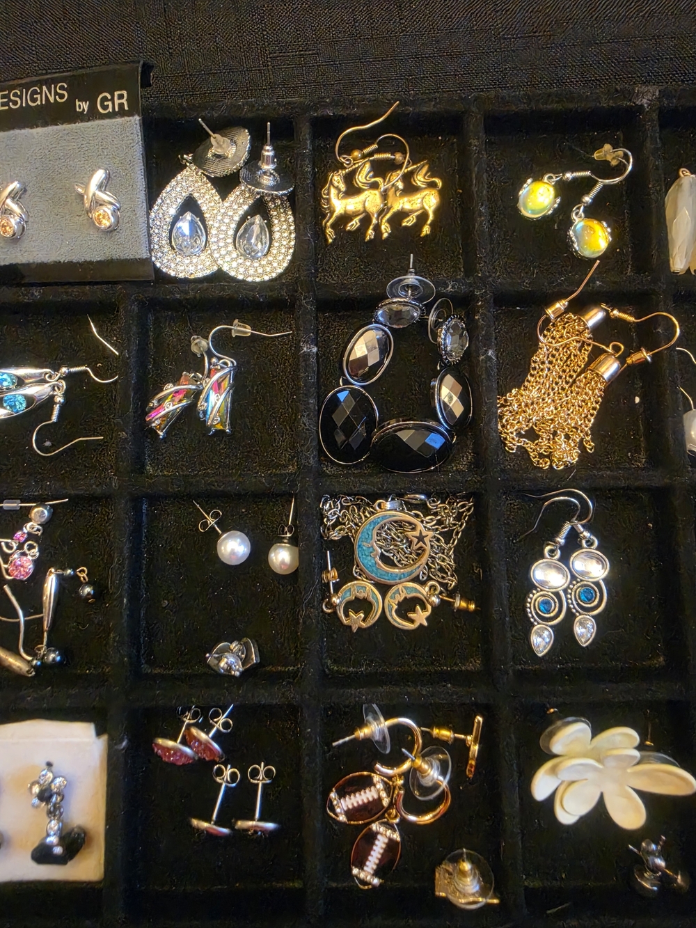 Assorted lot of over 40 pairs of pierced Earrings Variety Styles - Picture 3 of 13